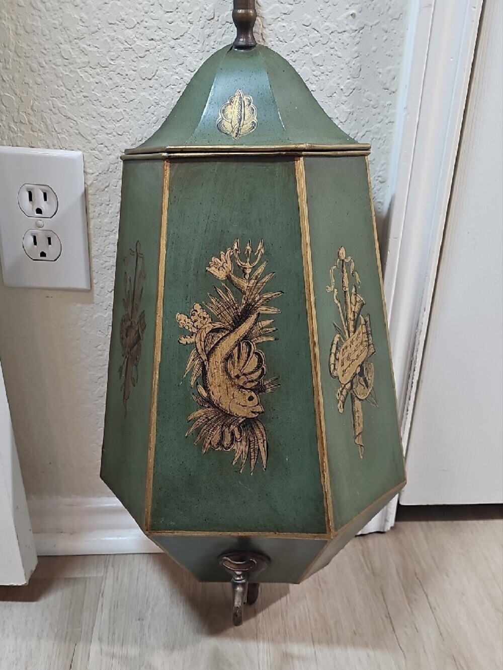 Vintage Pair Metal Lavabo Set Toleware Painted Tin Wall Decor - Picture 8 of 17